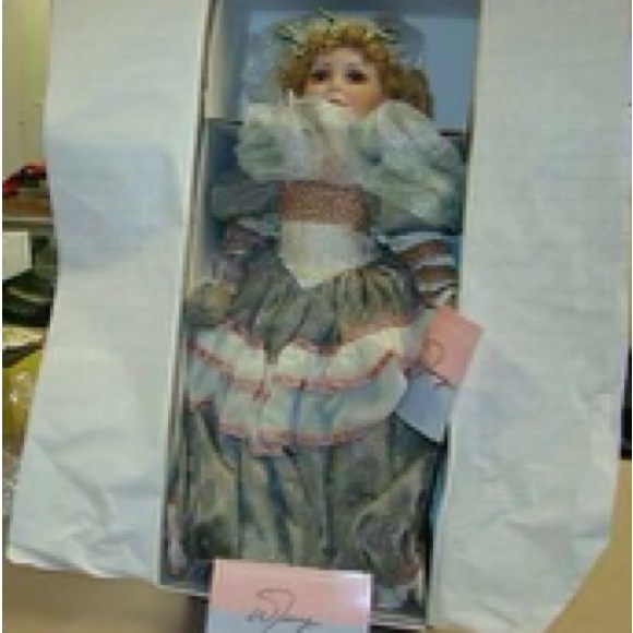 Porcelain Doll William Tung Collection 25" Catherine  Collectible TUSS - Picture 4 of 5